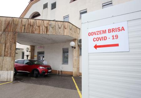 TESTIRANJE ZA  COVID 19 ZD CERKNICA 06 FOTO LJUBO VUKELIČ